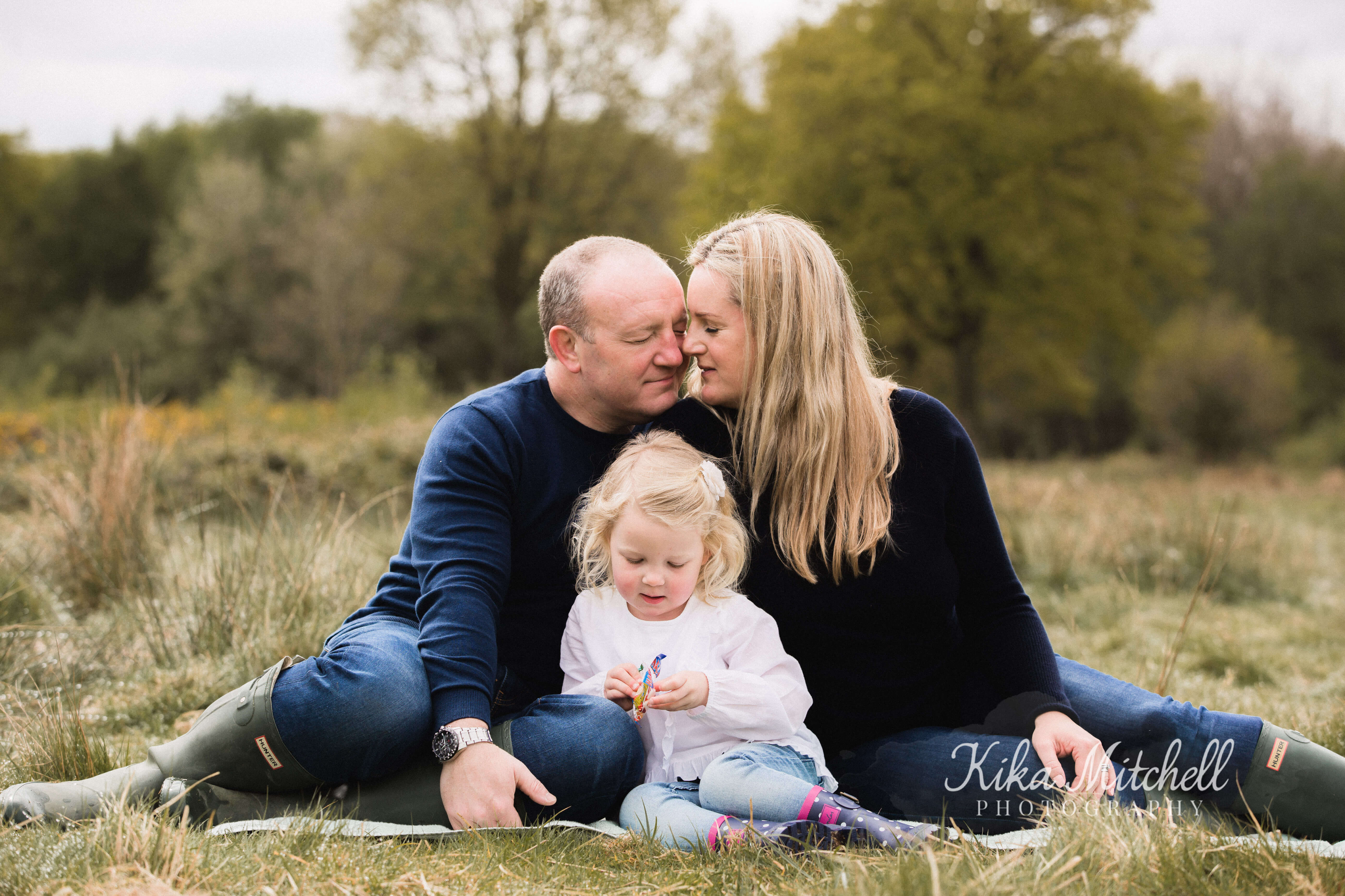Spring family wardrobe ideas, what to wear for your family photoshoot with Kika Mitchell Photography